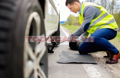 Tự thay lốp ô tô và những rủi ro bạn cần biết