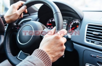 Cách đặt tay đúng bị trí trên vô-lăng khi lái ôtô