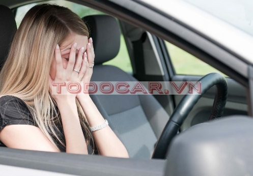 Tài xế mới luôn gặp khó khăn khi sử dụng côn trên ô tô