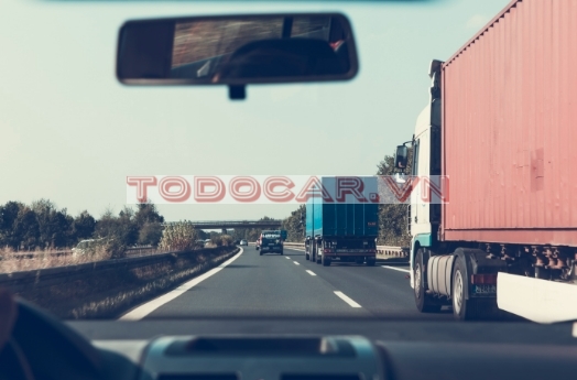 Không nên điều khiển ô tô đi vào điểm mù của container