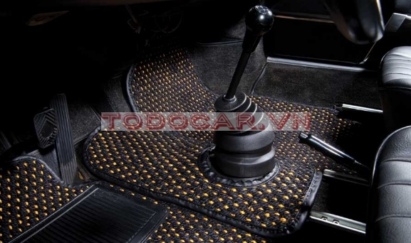 Không nên đặt tay lên cần số khi không cần thiết