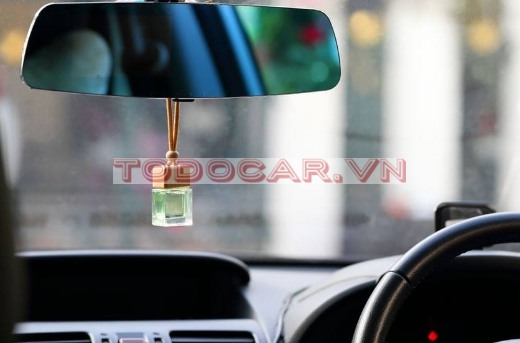 Mùi ám của thuốc lá gây khó chịu trong không gian nội thất ô tô