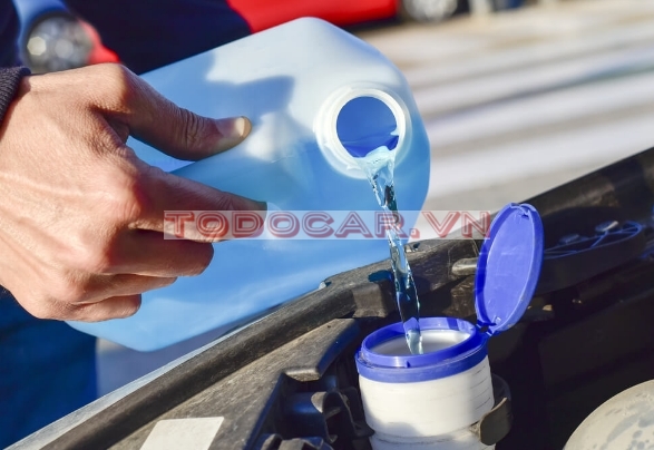 Nên sử dụng nước các loại nước rửa kính ô tô chuyên dùng cho ô tô