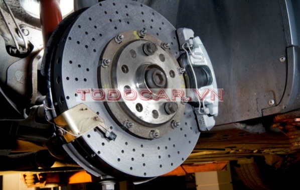 Kiểm tra dầu phanh để chúng hoạt động tốt khi di chuyển