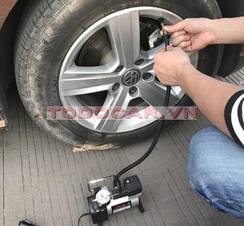 Bơm lốp mini thiết bị rất cần thiết trên ô tô