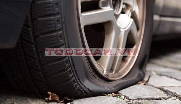 Vỡ hoa lốp rất nguy hiểm khi điều khiển ô tô tốc độ cao