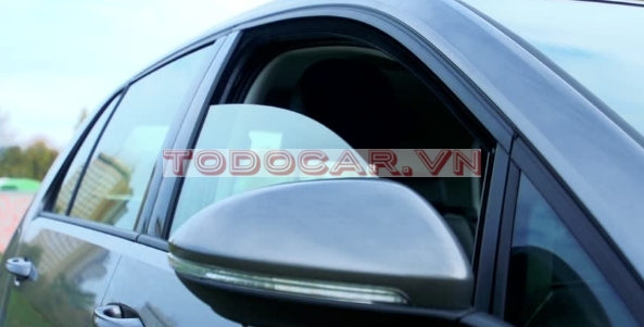 Mở cửa kính vài giây rồi mới bật điều hòa khi lên ô tô
