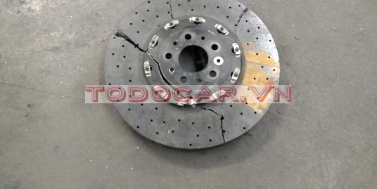 Một chiếc phanh đĩa ô tô bị vở tan khi tài xế rà phanh liên tục