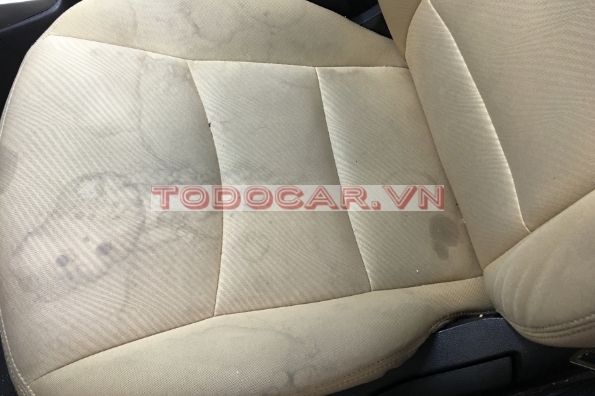 Ghế da bị bám bẩn do các hoạt động của con người