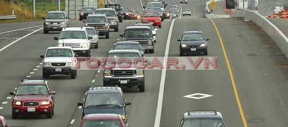 Điều khiển ô tô với áp suất lốp đúng tiêu chuẩn giúp tiết kiệm nhiên liệu
