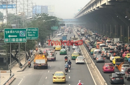 Không nên điều khiển xe vào vùng điểm mù của ô tô tải