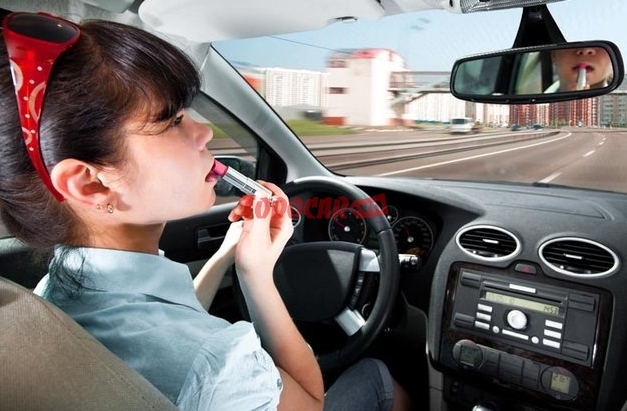 Không nên trang điểm khi đang điều khiển ô tô hay dừng chờ đèn đỏ