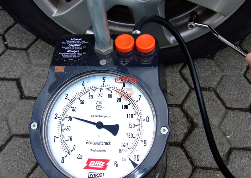 Máy đo áp suất lốp ô tô